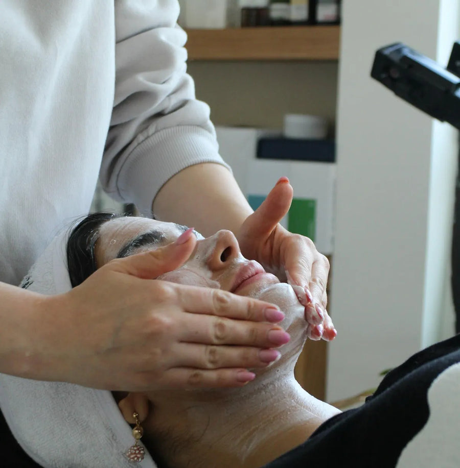 Trattamento viso con massaggio in un centro estetico
