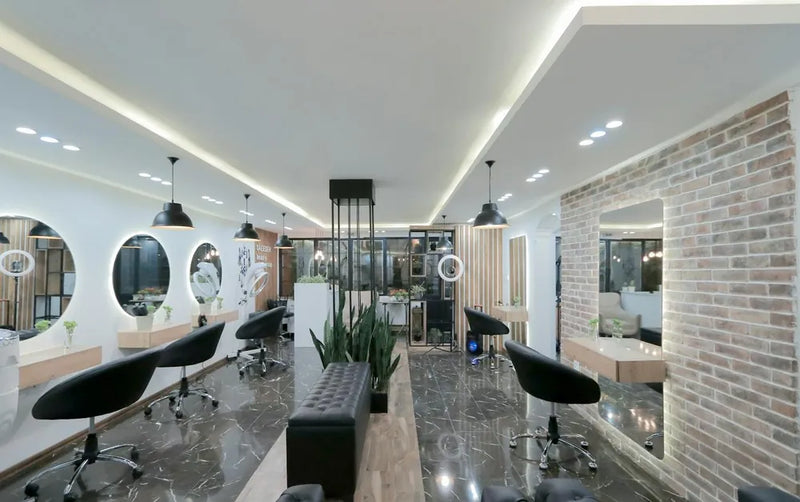 Interno moderno di un centro estetico, una delle sedi gestibili con CRM Beauty